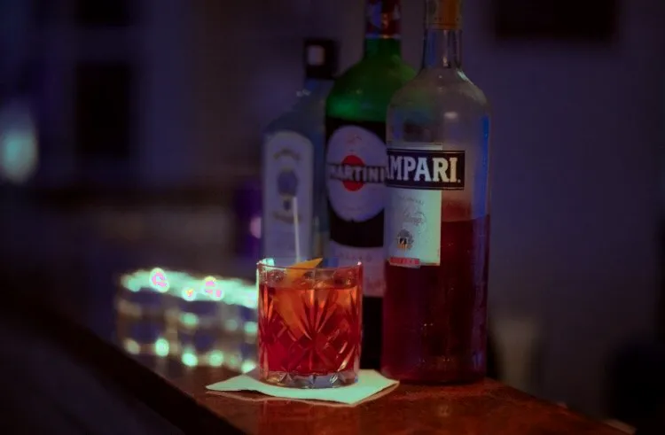Negroni und Campari an der warm beleuchteten Bar des Ristorante Risotto
