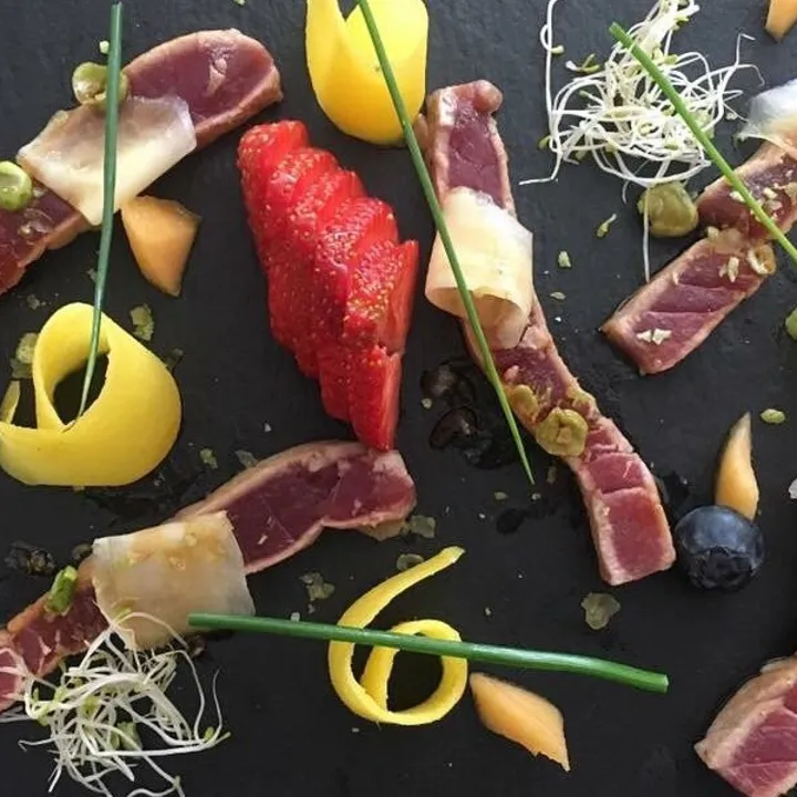 Carpaccio di Manzo mit Rucola, Hartkäse und Zitronenmarinade