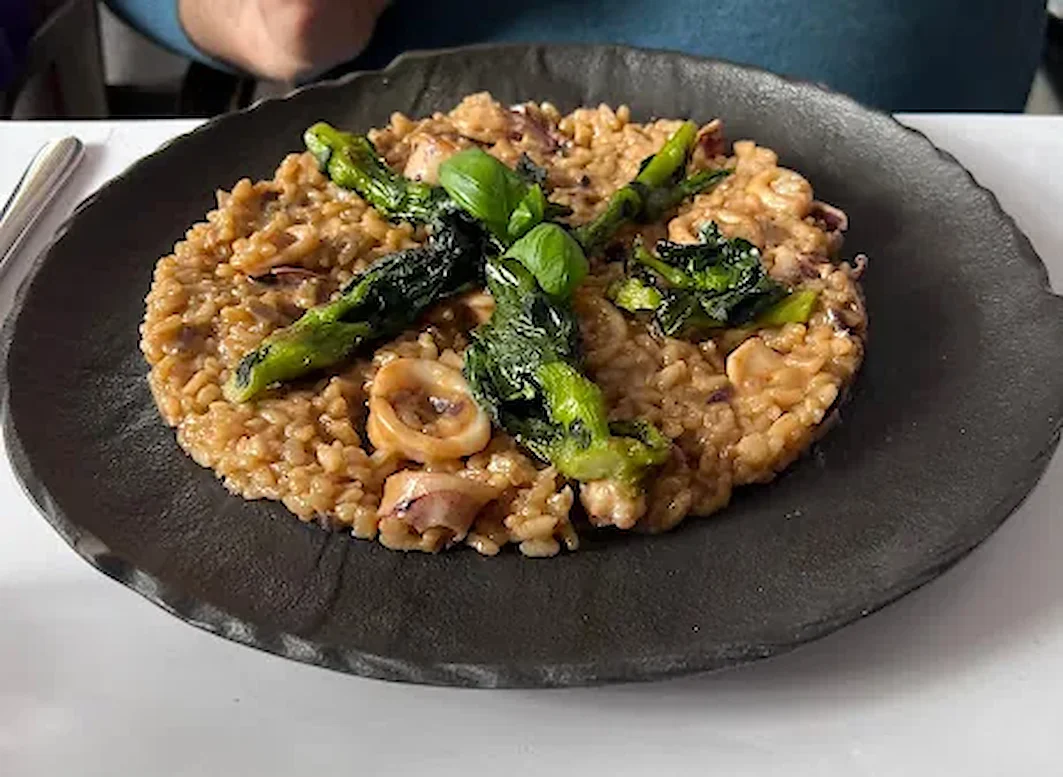 Dunkles sizilianisches Risotto mit Meeresfrüchten und Spargel — Ristorante Risotto München